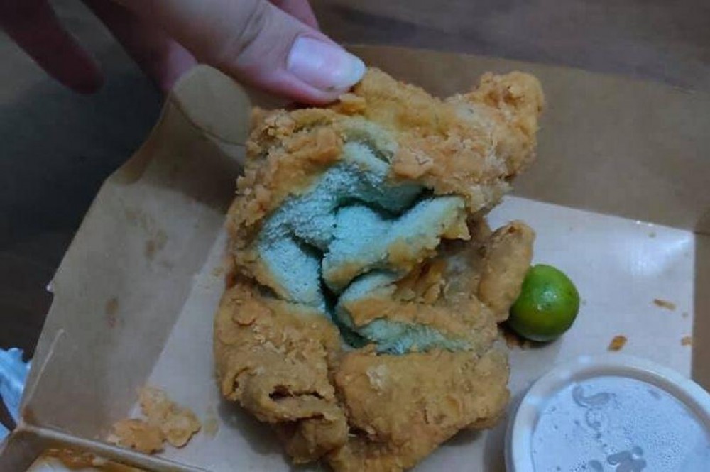DEZGUSTĂTOR: O femeie a găsit „prosop prăjit” printre bucățile de pui crispy comandate acasă pentru fiul ei